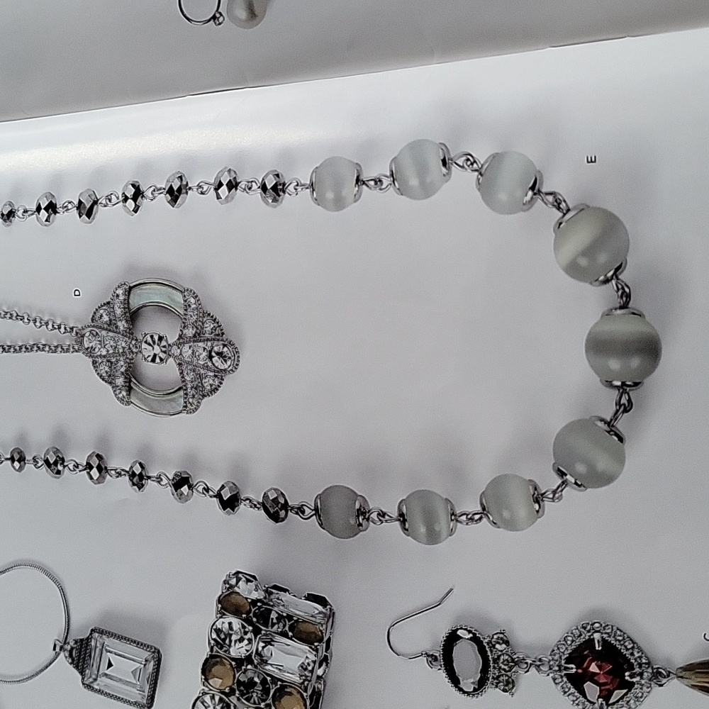 Lia Sophia morning fog 34-37" glass cat eye white bead necklace. NIB 32L76